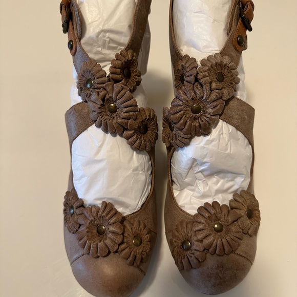 Anthropologie Sloane Flower Appliqué Clogs. Size 8. 3” Heels. Never worn. - Picture 2 of 11